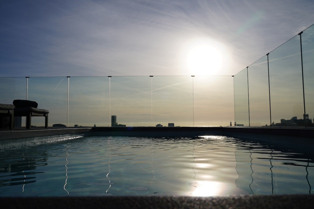 Frameless glass pool fence with self-closing gate